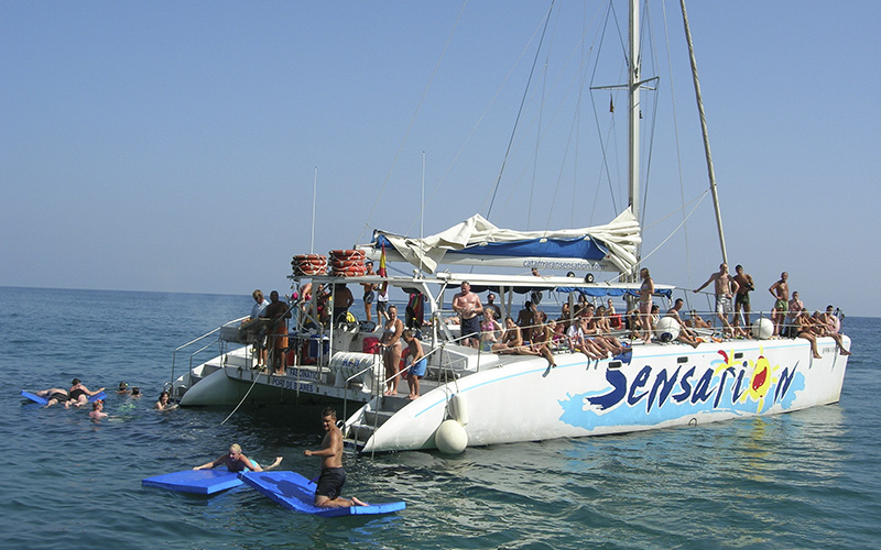 fiesta en catamarán cerca de barcelona