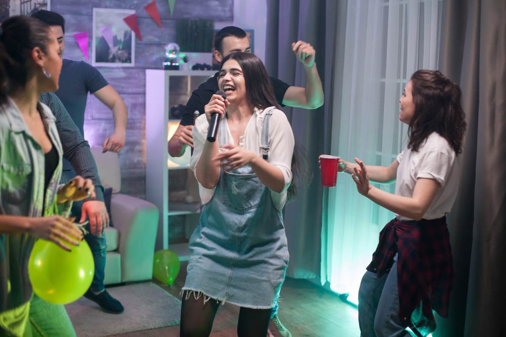 grupos de amigos divertidos con karaoke de broma de despedida de soltera
